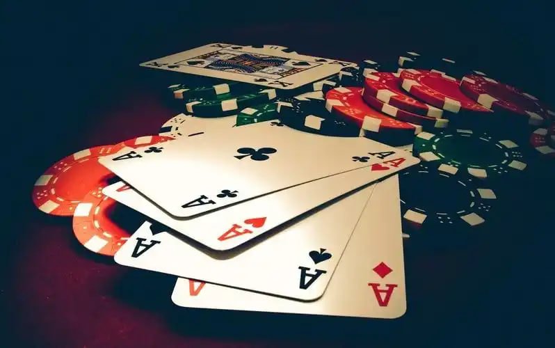 မြန်မာနိုင်ငံ ဘောလုံးပွဲ Live Bet ကစားနေသောပုံ